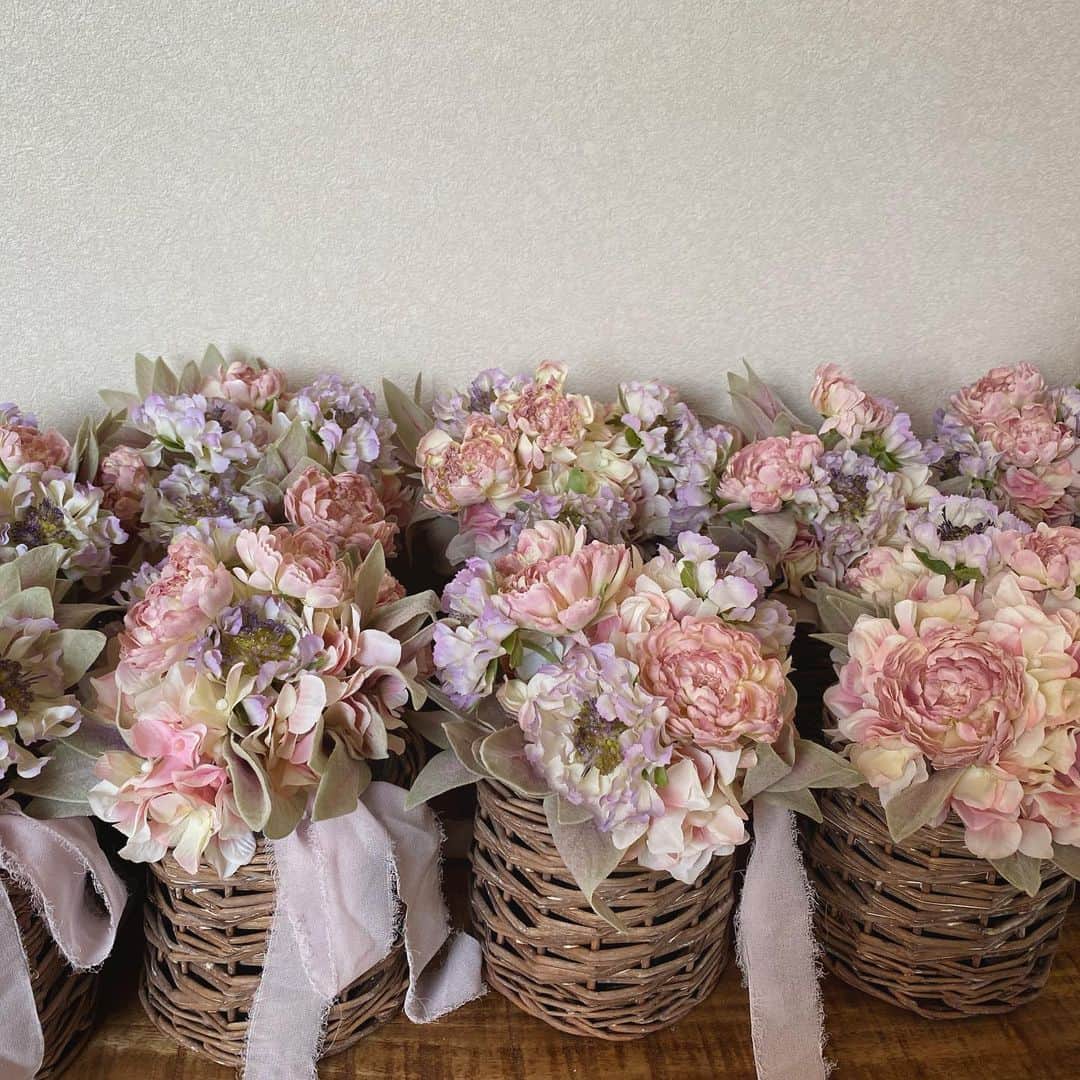 畑野ひろ子さんのインスタグラム写真 - (畑野ひろ子Instagram)「アーティフィシャルも、春のお花でミニブーケのバスケット。 チュールのリボンを添えて🎀  #flowers #life #lifestyle #artificialflower #bouquet #gift #spring #willgarden」2月2日 18時22分 - hiroko_hatano_