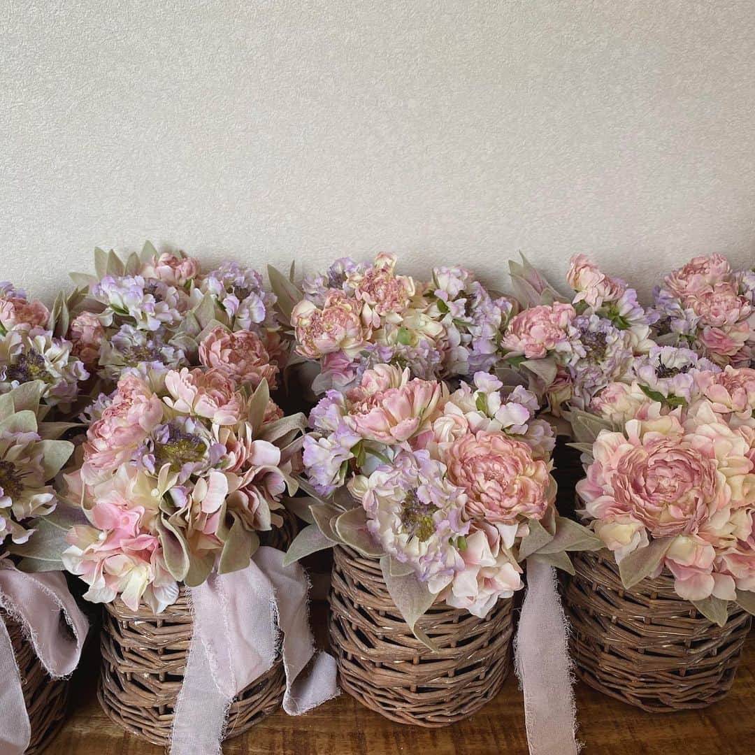 畑野ひろ子のインスタグラム：「アーティフィシャルも、春のお花でミニブーケのバスケット。 チュールのリボンを添えて🎀  #flowers #life #lifestyle #artificialflower #bouquet #gift #spring #willgarden」