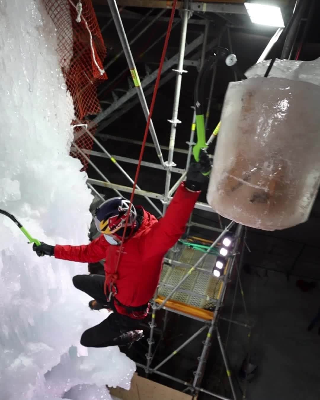 レッドブルのインスタグラム：「@realwillgadd gets his weekend kicks from scaling a 10-meter-tall man-made ice climbing wall in downtown Edmonton, wby? 😂  👷‍♂️ : @yegacc & @yegaccicewall 📷 : @ericshio #redbull #givesyouwiiings #iceclimbing #edmonton #climb #ice #training」