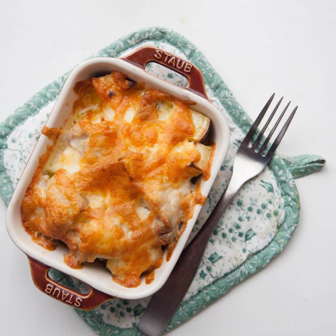 アルペンザルツ公式Instagramのインスタグラム：「レシピあり🍠 「さつまいもと鶏のチーズ焼き」の作り方 * ホクホクのさつまいもに鶏肉の旨味のある脂が絡みつき、とろけるチーズのコクも相まって、簡単で美味しいおつまみに。パンと一緒に食べても美味しいです。 * またさつまいものほかに、お好みのきのこ類や野菜などを一緒に入れても美味しくなります。 * 今回のレシピは、 @uchikoc さんに作ってもらいました！ * [ウチコックさんからのワンポイント] 鶏肉の下処理をすることで、より美味しくなります。 * * ぜひ参考に作ってみてくださいね！ * * 【おいもとアルペンザルツプレゼントキャンペーン実施中！】 * 『富の川越いも』として長年親しまれてきた、甘くておいしいさつまいもが味わえるOIMO cafe( @oimocafe6340 )とザーネワンダーのコラボレシピをご紹介するとともに、プレゼントキャンペーンを開催します！ * 年を越して甘みを増したさつまいも「むさしこがね」「シルクスイート」とその甘みを引き立てるアルペンザルツを使ったさつまいも料理などつくってみてはいかがでしょうか？ * @alpensalz_jp と @oimocafe6340 をフォロー、この投稿にいいね！をしてくれた方の中から5名様に、さつまいもとザーネワンダーのセットをプレゼント！これからコラボレーションレシピもご紹介していきますので、こちらもお楽しみに！ * ●応募方法 @ alpensalz_jp 、@oimocafe6340 のアカウントをフォロー この投稿をいいね！ * ●応募期間 2020年2月15日 23:59まで * ●プレゼント賞品 アルペンザルツ 250g ハーブ入りアルペンザルツ さつまいも「むさしこがね」、「シルクスイート」 各1本、5名様 * ●当選発表 当選者の方へDMにてご連絡させていただきます。 * ●注意事項 賞品の発送は日本国内に限らせていただきます。 お一人様1回までのご応募となります。 お届けする商品は変更になる場合があります。 選定や決定に関するご質問にはお答えできかねます。 本キャンペーンはInstagramが支援、承認、運営、関与するものではありません。 * * ∴♔∴∴♔∴ Ⓡ Ⓔ Ⓒ Ⓘ Ⓟ Ⓔ ∴♔∴∴♔∴  「さつまいもと鶏のチーズ焼き」 * 【材料】 さつまいも（シルクスイート使用）…1本 鶏もも肉…200g アルペンザルツ…小さじ1/2 オリーブオイル…大さじ1 とろけるチーズ…20g [肉下味用] 酒…小さじ1/2 アルペンザルツ…小さじ1/2 オリーブオイル…小さじ1 * * 【作り方】 ①さつまいもは2cm角に切って水にさらしてから耐熱皿に入れ、ラップをして600Wのレンジで5分加熱する。 * ②鶏肉は一口大に切り、ボウルなどに入れ、酒、アルペンザルツ、オリーブオイルを加えて揉み込み置いておく。 * ③耐熱皿にさつまいもとアルペンザルツ、オリーブオイルを加えよく和えてから鶏肉を入れ、とろけるチーズをかけて200℃のオーブンで10分焼いて完成。 * * * #アルペンザルツ #塩 #美味しい塩 * #今日のごはん #手作りごはん #簡単レシピ #おかず #レシピ #食卓 #節約 #献立 #家庭料理 #節約生活 #自炊 #ランチ #家ごはん #時短レシピ #簡単レシピ #おいしい #料理 #美味しい #おうちごはん #手作り料理 #手料理 #料理好きな人と繋がりたい#塩レシピ#さつまいもレシピ#オーブン料理」
