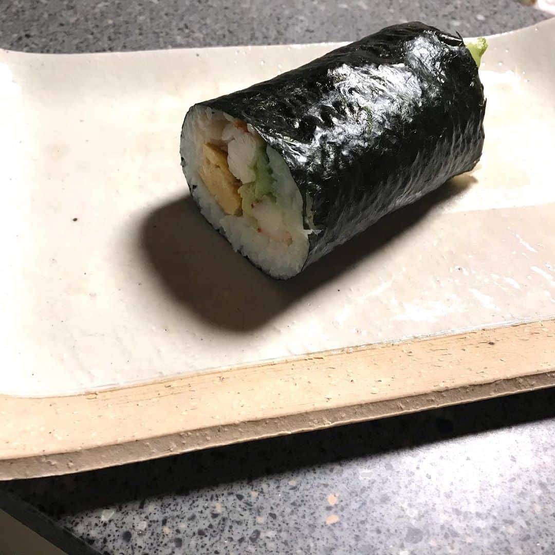 土屋眞弓のインスタグラム：「東京人が恵方巻きを節分に頂くようになったのはつい最近のことのような気がします 両親とも東京人だから恵方巻きを節分に頂くことはありませんでした 西の方の習慣だったのが今では東京人もあやかって‼️ 私はここ2〜3年前から 行きつけのお鮨屋さんに作って頂いていたのですが、ふっと思い立って恵方巻き作った訳で、 好きな具だけ巻いてみました❣️ 毎年作ろう〜❤️ 豆まきして恵方巻き食べて良い節分👹  #節分 #豆まき #恵方巻き #無病息災」