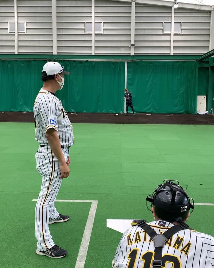 西勇輝のインスタグラム：「キャンプ二日目 スライダー練習 #西勇輝  軽く投げてるのに キャッチングがいいので 徐々に力が入ってしまった、、  福原コーチ少し抜け球気にして 足が下がってる。笑笑」