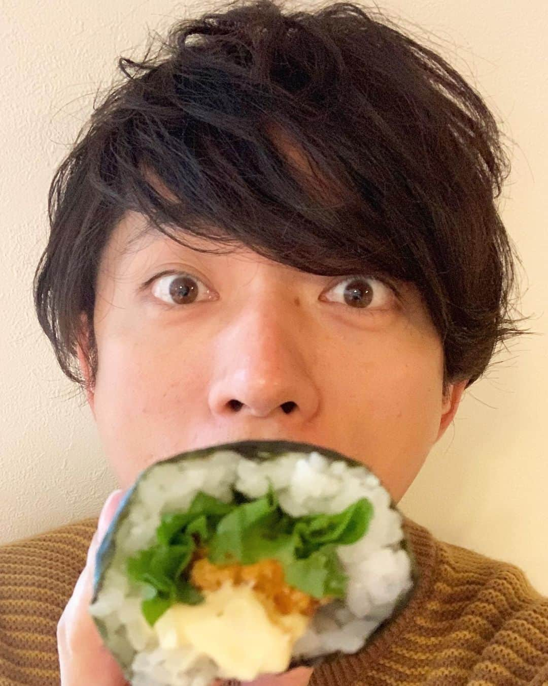 工藤淳之介さんのインスタグラム写真 - (工藤淳之介Instagram)「黙々と恵方巻。 海老が入ってて美味でした😋 私も含め、世界中の皆様に良いことありますように✨  #2021年  #2月2日 #節分 #124年ぶり  #恵方巻き  #恵方  #南南東   #bsn #アナウンサー #黙って食べる  #一気に食べる  #お腹いっぱい  #工藤淳之介」2月2日 18時20分 - kudojun_nosuke_bsn