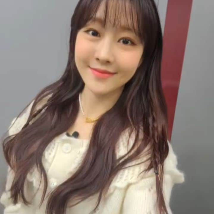 LABOUMのインスタグラム：「[#유정] 오늘도 7시부터 방송되는 국방FM '레이나의 건빵과 별사탕'으로 놀러오세요💕  **국방fm '별사탕'어플로 함께하실 수 있습니다**  #라붐 #LABOUM #YUJEONG #국방FM #레이나의_건빵과별사탕」