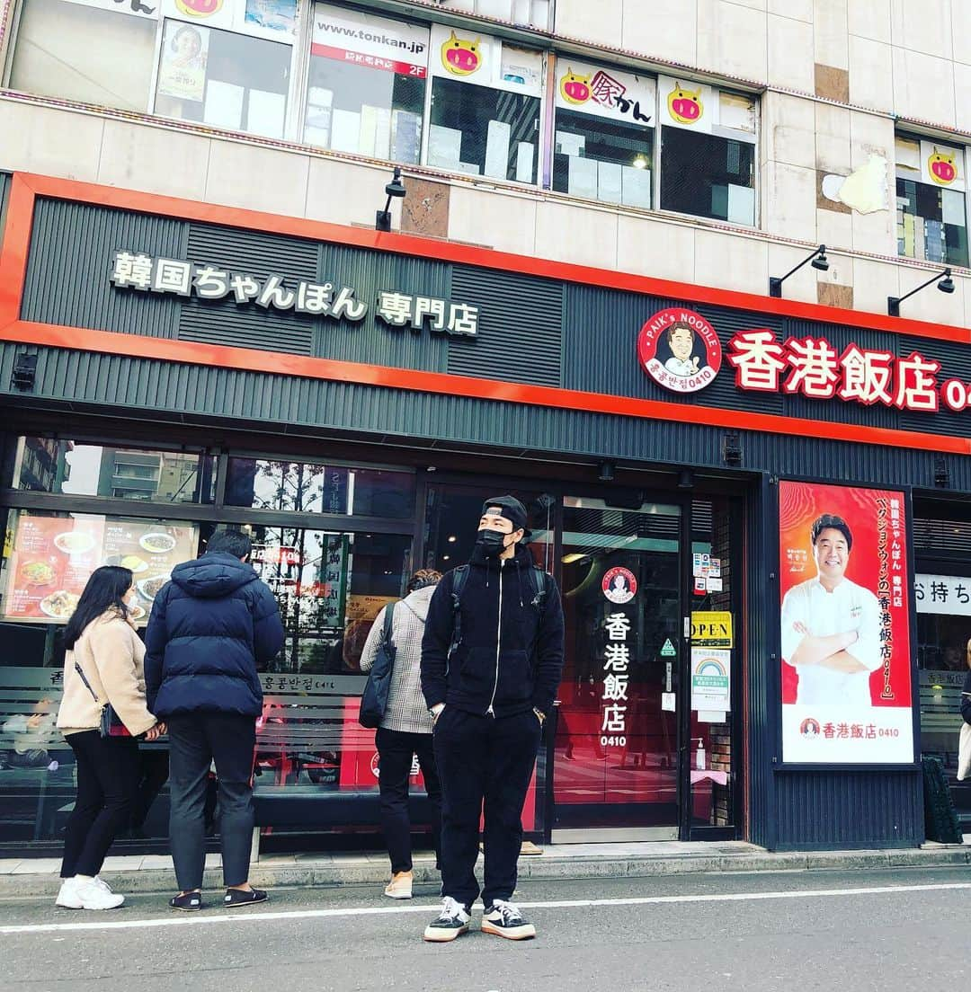 堤太輝さんのインスタグラム写真 - (堤太輝Instagram)「新大久保　職安通り 『香港飯店0410 韓国ちゃんぽん専門店』日本第1号店  韓国の有名チェーン店  よしもと本社から歩ける距離 東新宿の駅から近いね🚉 新大久保からだとドンキ方面に🚶‍♂️  チャジャン麺、ちゃんぽん、タンスユク✨  もちもち麺にサクサクの韓国酢豚🤤  できる事ならばKUMONくらいのペースで通いたい  #香港飯店0410  #香港飯店 #香港飯店0410新大久保店  #짜장면 #チャジャン麺 #じゃーじゃー麺  #ジャージャー麺  #ジャジャン麺  #じゃじゃ麺  #正解はどれよw #짬뽐 #チャンポン #ちゃんぽん #韓国ちゃんぽん #酢豚 #韓国酢豚 #탕수육 #タンスユク #韓国料理  #韓国グルメ  #新大久保 #新大久保グルメ  #新大久保ごはん #新大久保ランチ #新大久保韓国料理  #韓国好きな人と繋がりたい  #韓国好きな人と仲良くなりたい  #韓国料理大好き  #どりあんず堤とジャージャー麺とチャンポンと酢豚 #早く韓国行きたい」2月2日 18時25分 - 223_taiki