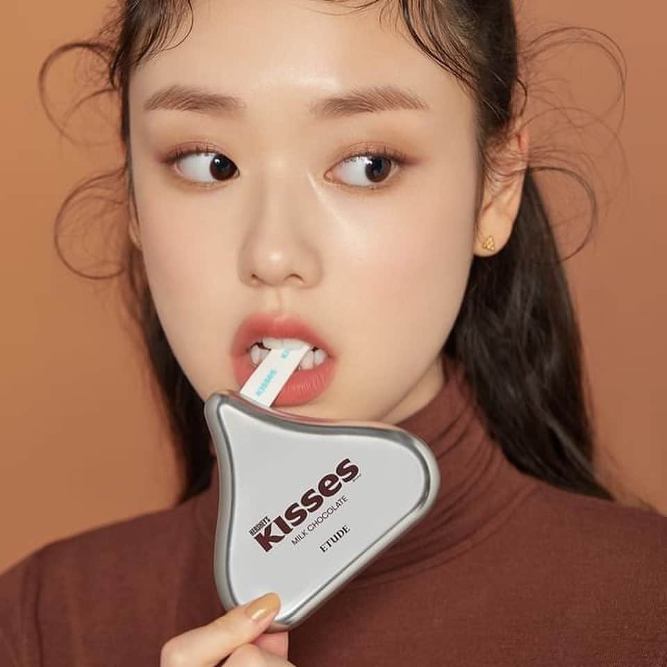 Vogue Taiwan Officialさんのインスタグラム写真 - (Vogue Taiwan OfficialInstagram)「#VogueBeautyHot 超可愛～今年ETUDE 再度升級，透過 HERSHEY’S KISSES 的高知名度水滴巧克力的形狀,推出眼彩盤與唇彩，全系列品項擁有三款眼彩盤與三款慕斯唇釉。（往左滑看實品開箱>>>  #etude #hersheys #kisses #makeup  @etudetaiwan @etudeofficial」2月2日 18時29分 - voguetaiwan