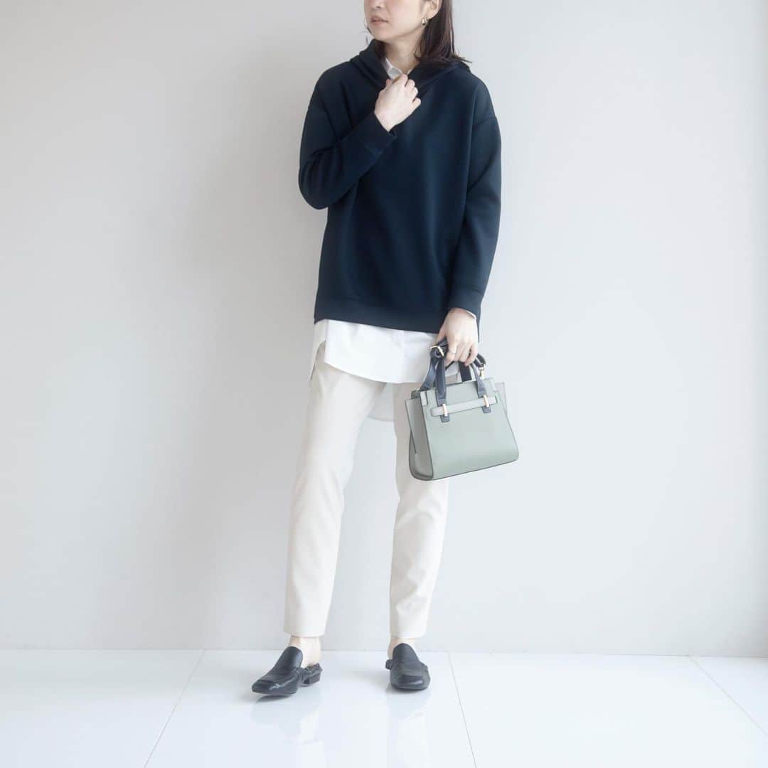 INDIVIのインスタグラム：「- new items -﻿ ﻿ ﻿ ダンボール素材を使用した品の良い大人なプルパーカー。﻿ リラックス感のある素材、シルエットが今年らしさを演出。﻿ 裾の両サイドについているファスナーはボトムスに合わせてアレンジを楽しんでいただけます。﻿ また、ロングTシャツやチュニックシャツ合わせたレイヤードスタイルの時には、開けてお召しいただくスタイリングがおすすめです。﻿ ﻿ ﻿ ✴︎pullover.¥10,450(税込)﻿ ✴︎no.127-12023﻿ ﻿  ﻿ #INDIVI﻿ #インディヴィ」