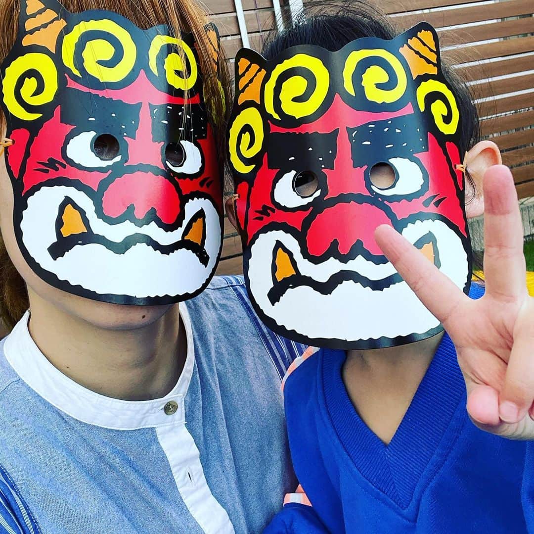 大菅小百合のインスタグラム：「今日は節分🥜『みんなが健康で幸せに過ごせますよーに』という意味をこめて悪いものを追い出す日👹‼️👹 去年のパパ鬼がよっぽど怖かったのか今年は自分が鬼になると言ってお面を付けていた娘ちゃん😆✨ 最後は鬼のお面に向かって豆を巻いて無事に終了👏🏻 ワンコにも鬼のお面🐶可愛い💕笑 ・ ・ ・ #2月2日の節分は124年ぶり #豆まき #節分 #年の数以上の豆を食べた娘 #鬼は外福は内  #犬のいる暮らし  #健康で過ごせますよーに #コロナに負けずに頑張ろう」