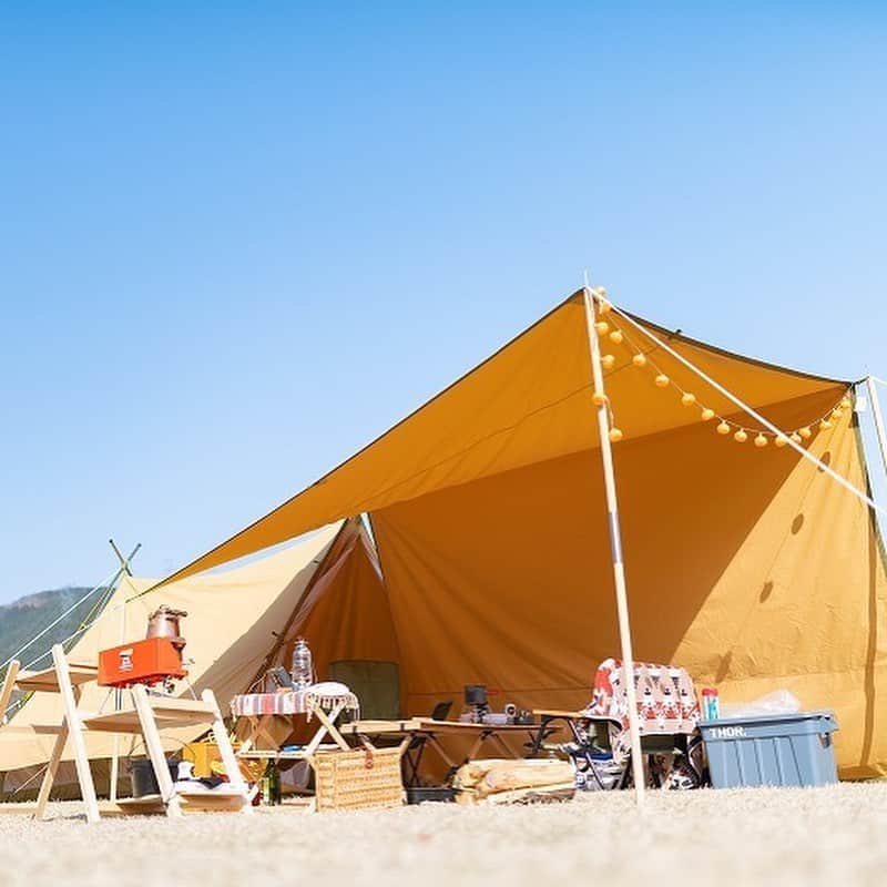 キャンプ情報サイト［ランタン］さんのインスタグラム写真 - (キャンプ情報サイト［ランタン］Instagram)「CAMP SMILE STYLE ／ 好きな空間を作って遊べる！ だからキャンプはおもしろい ＼ いろんなキャンパーのキャンプスタイルを現地取材と一般キャンパーからの投稿で数多く掲載してます。 . . 詳しくは @lantern.camp webサイトをご覧ください . . #camp #camping #outdoor #travel #trip #lantern_smile #nature #キャンプ #キャンプ用品 #アウトドア #テント #自然 #旅行 #キャンプ初心者 #キャンプ好きな人と繋がりたい #キャンプスタイル #LANTERN #キャンプギア #hilander #ハイランダー #ウッドロールトップテーブル #marshall #マーシャル #stockwellblack #ビール #冬キャンプ #グループキャンプ #マキノ高原キャンプ場」2月2日 18時40分 - lantern.camp