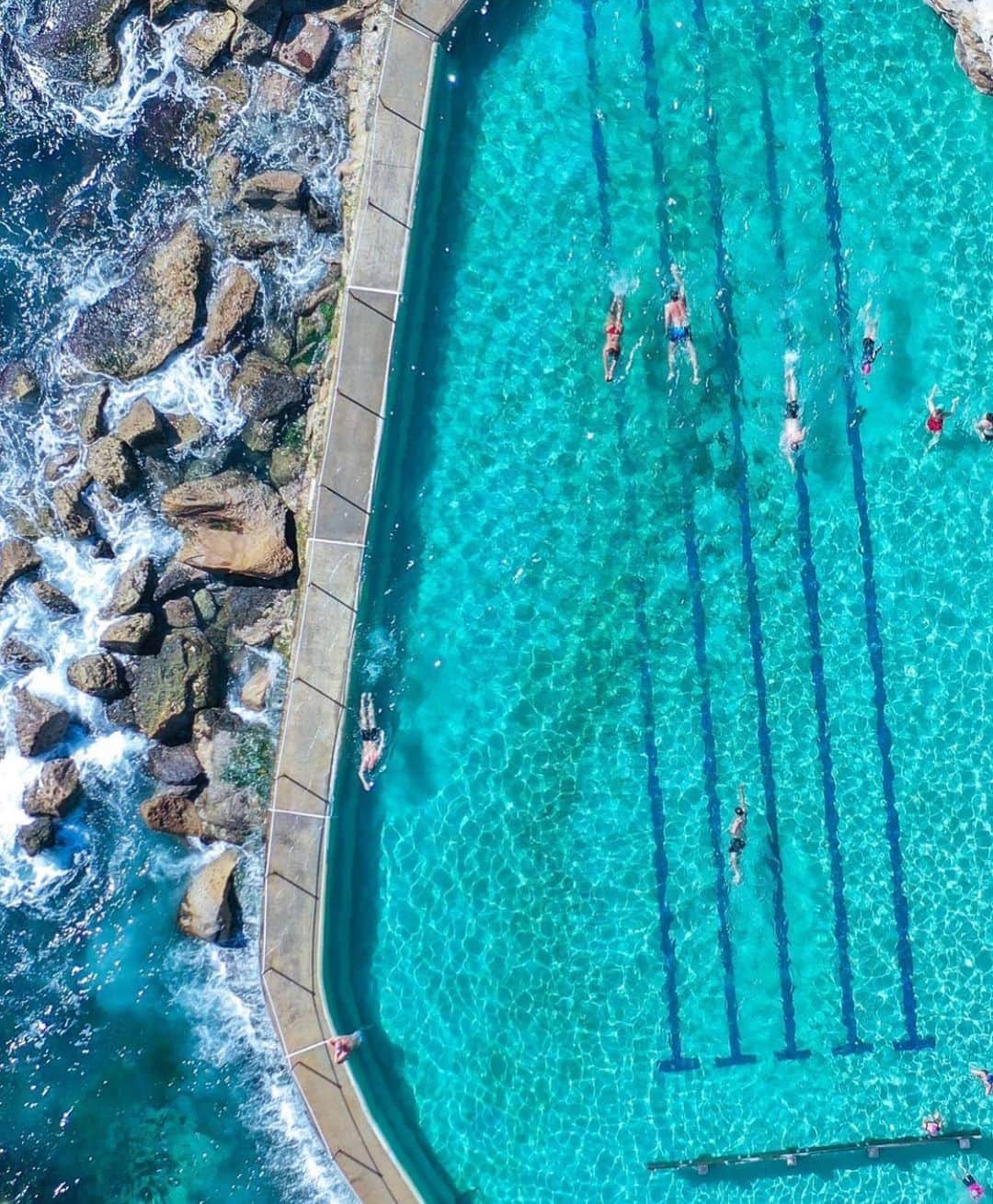 オールバーブラウンのインスタグラム：「What's your favourite coastal walk? We love the Bondi to Bronte one, a 3 km cliff trail between these well known Sydney beaches. The walk features sweeping ocean vistas and a pool or two to take a dip en route if you require a cool down. What's more, you can pop into our Bondi store before you start to kit you out for the occasion.  📍Find us at 79 Gould Street Bondi Beach NSW 2026  #OBsAroundTheWorld #OrlebarBrown  📸 by @BronteSurfClub」