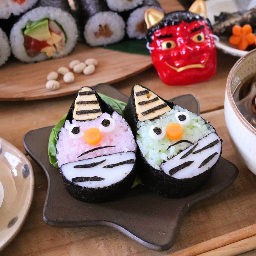 yunaさんのインスタグラム写真 - (yunaInstagram)「♩ . . 👹節分ごはん👹 . . アボカドサーモンのサラダ巻き 納豆巻き 鬼の飾り巻き寿司 そば 茶碗蒸し 鰯の生姜煮 鬼のいちご大福🍓 サラダ . . 今年の恵方巻きは わたし好物のアボカドサーモン巻きと むすめ好物の納豆巻きを作りました👍️ . . さぁ豆まきしよ‼️ 毎年わたしが鬼役になったら むすめが本気で豆投げてくるの かなり不満なんですけど☹️ . . #yunaご飯#igersjq#今日のごはん#食卓#yummy#お家ごはん#foodstagram#lin_stagrammer#delistagrammer#Japanesefood#デリスタグラマー#クッキングラム#クッキングラムアンバサダー#タベリー#フーディーテーブル#てづくりごはん365#おうちごはん#おうちごはんlover#Japan#マカロニメイト#夜ごはん#晩ごはん#小石原焼#翁明窯元#節分#恵方巻き#飾り巻き寿司#巻き寿司#いちご大福」2月2日 18時34分 - yuna921