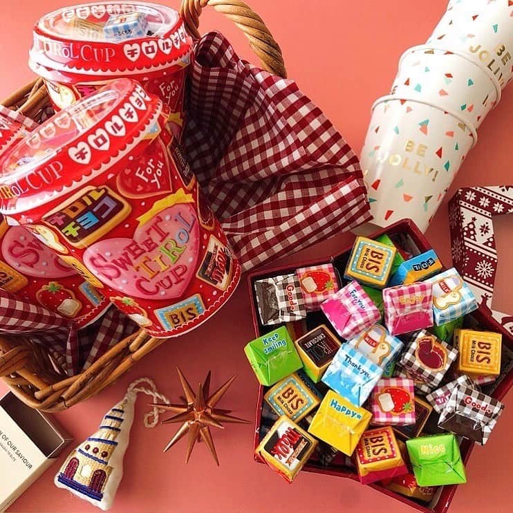 チロルチョコのインスタグラム：「贈り物にもピッタリなバレンタイン限定カップ😍 チロルの 〈スイートチロルカップ〉のご紹介です♥️🍫  中には ・ショコラタルト ・コーヒーヌガー ・ミルク ・ビス ・みるくもち ・いちごマシュマロ がIN👩‍🍳  スイートなチロルがいっぱい詰まった限定カップです👩‍❤️‍👩 #友チョコ にも 職場の皆さんに配るのにも良さそうですよね💭  ぜひお試しくださいませ🍽  #tirol #tirolchoco #チロルチョコ #チロル #チョコレート #おやつタイム #chocolate   #おうちカフェ #おやつの時間  #chocolatelover  #shopチロルチョコ#バレンタイン #プチギフト#新商品#スイートチロルカップ #Valentine」