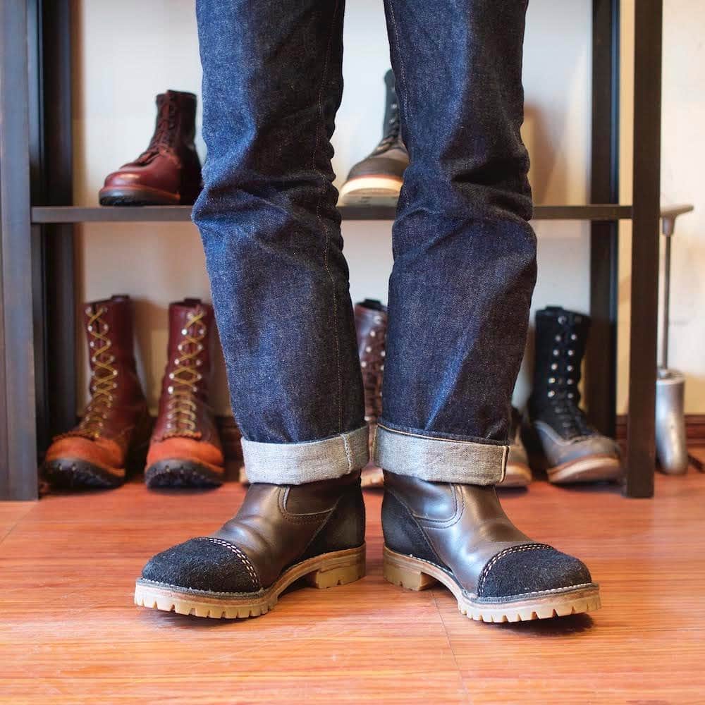 のインスタグラム：「My WESCO! “Boss” 5ヶ月ほど前に納品したチャコール×ブラックラフアウトの"Boss"。 チャコールレザーのしっとりとした質感に経年変化が加わりとても良い雰囲気です！ ストラップの無いシンプルなスタイル、さらにつま先には芯を入れていないソフトトゥというのもポイントで、ストレス無く履き心地が良さそうなのも伝わってきますね！！ . https://wescojapan.blogspot.com/2021/02/my-wesco-boss.html . #wesco #boss #madeinusa🇺🇸 #oregon #scappoose #wescojapan #wescoebisu #wescosetagaya #wescokanazawa」