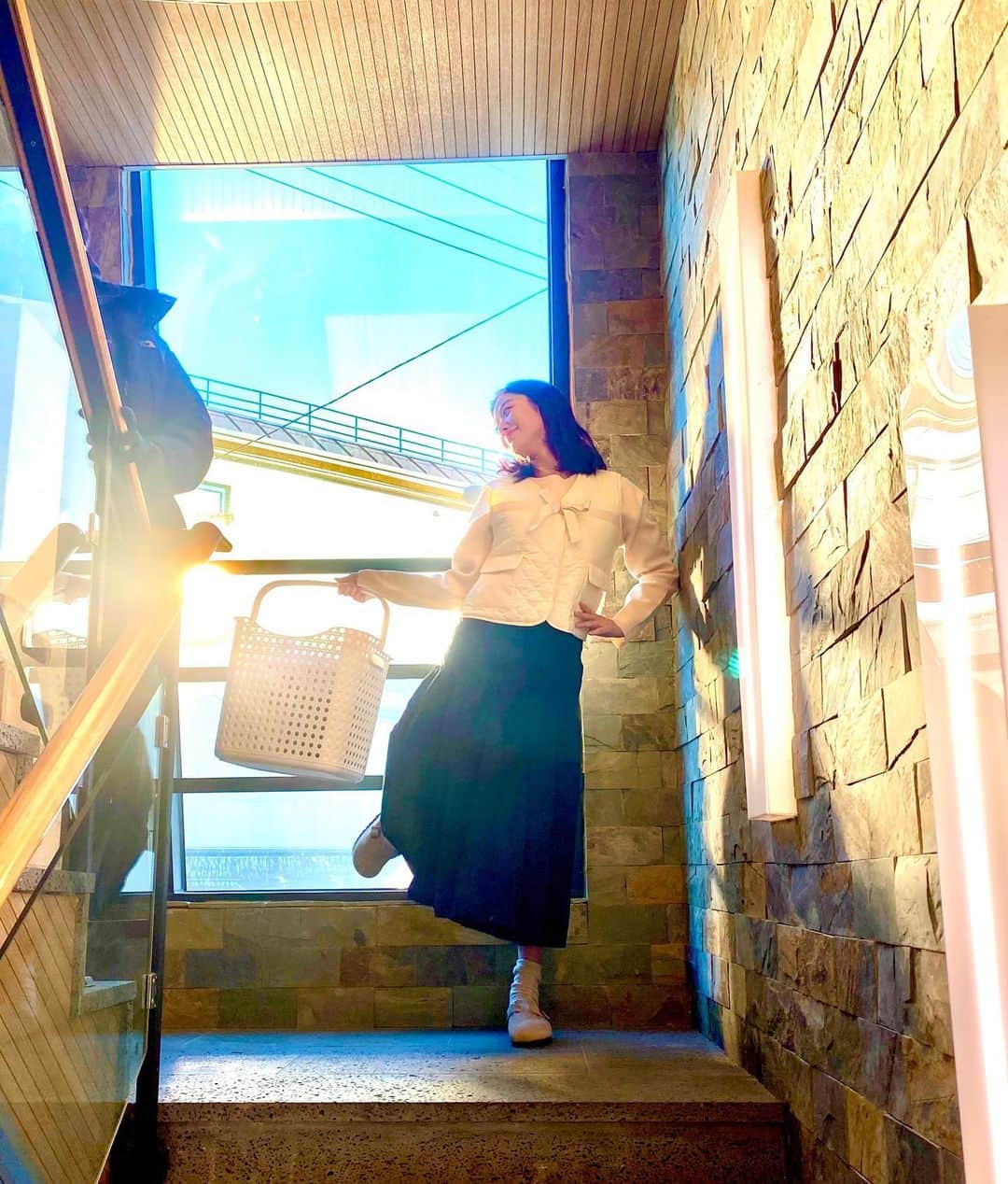 チョン・ヘビンのインスタグラム：「오늘 꼬꼬 새벽부터 고생이 많은 #오케이광자매 팀 밤되니 너무너무너무넘너무 추워서 고생들이 많네요🥶🥶🥶 .  누나 세제광고 나오는사람처럼 찍어줘서 고마워 빨래 잘 말라보이게 나왔당🤗 #다우니#비트#피죤#테크#퍼실#리큐 #피지#수퍼타이#샤프란#유한락스 #ㄱㅣㄷㅏㄹㅣㄹㄱㅔㅇㅕ #포토바이하늘」