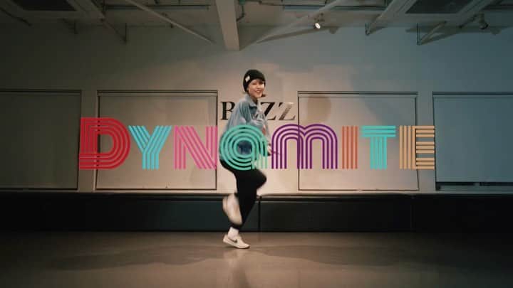 MiracleVellMagicのインスタグラム：「I'ma light it up like dynamite! 🧨 ダイナマイト、踊ってみました。🥰 Hope you enjoyyyy!  Camera & lights: @ayatogram01   YouTubeにはメイキング映像付きのをアップしてあるから、ぜひ見に行ってみてね。🥸  #bts #dynamite #dynamitedance #dance #ダンス #スタバズ #nike」