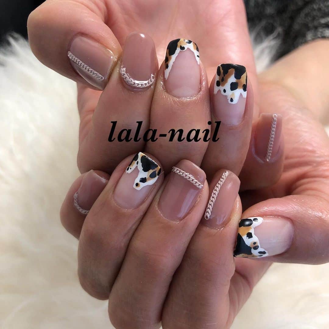 ETSUKOのインスタグラム：「モーモーネイル　🐄  ぐふっスモーキーピンクのチェーンも 可愛い🤎🖤🤍  ¥7000  横浜駅徒歩10分 ネイル専用のマンション 私1人で施術してます。 換気、消毒、マスク、 コロナ対策として行ってます。 安心してお越し下さい。 ご予約お待ちしてます❣️」