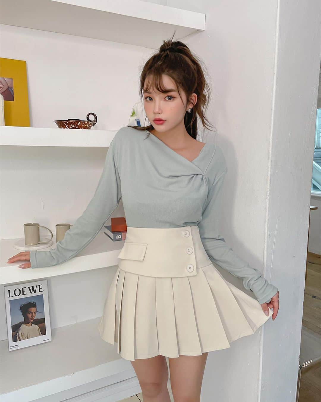 Chuuのインスタグラム：「츄멤님들께서 기다리던 언발 넥 티셔츠 드디어 업로드 되었어요💚  자연스럽게 바디에 붙는 디자인으로 볼륨감 있는 바스트가 연출 되는 상품이며 신축성이 좋아 입고 벗기에도 굉장히 편한 티셔츠에요❤️ 지금 츄에서 만나보세요🌷  #chuu#츄#lovely_daily_look_chuu」
