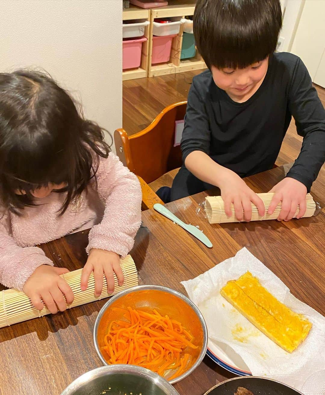 潮田玲子さんのインスタグラム写真 - (潮田玲子Instagram)「今日は124年ぶりの２月２日の節分ということで、夕飯は恵方巻きにしました🤤 家族みんなで巻き巻き☝️ 南南東見ながら食べましたっ🥴めっちゃ喋ってたけど笑笑  #節分 #2月2日 #124年ぶりだそう #なんか地球の回転と時間のずれらしい #南南東 #手作り恵方巻き #無言なんて無理よ🤣」2月2日 18時42分 - reikoshiota_official