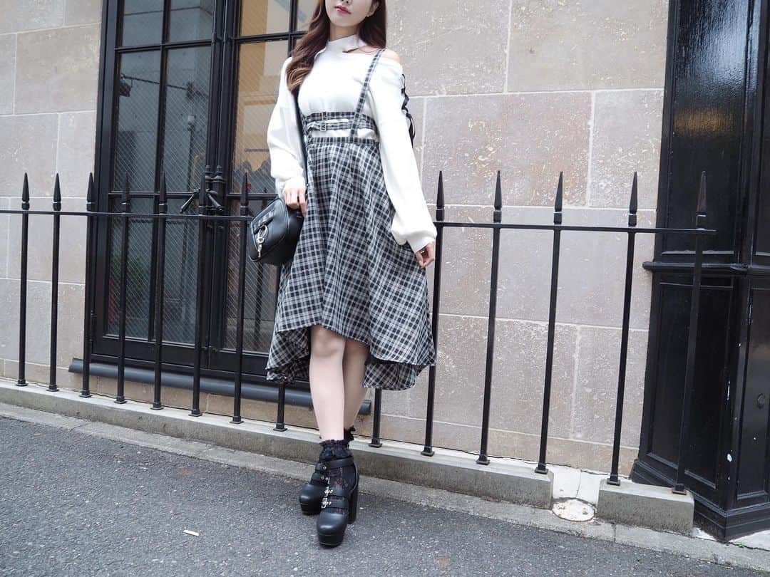EATMEのインスタグラム：「2.2 update... #EATME #FEBRUARY  #NEW #ITEM . TOP画面のURLからEATME WEB  STOREをCHECK▶︎▶︎▶︎ @eatme_japan . 🌹シングルレースアップニットトップ ¥9,000(＋tax) O/WHT.CRM.BLK ☑︎FREE ※2.2発売予定 . 🌹ハーネスデザインスカート ¥11,800(＋tax) MIX.BLK ☑︎FREE ※2.5発売予定  🌹キーチャームショルダーBAG ¥9,000(＋tax) BLK.CRM ※2.2発売予定 . 🌹ベルテッドパンプス ¥13,000(＋tax) BLK.CRM.MIX ☑︎S/M/L ※発売中 . #EATME_COORDINATE #eatmejapan #イートミー」