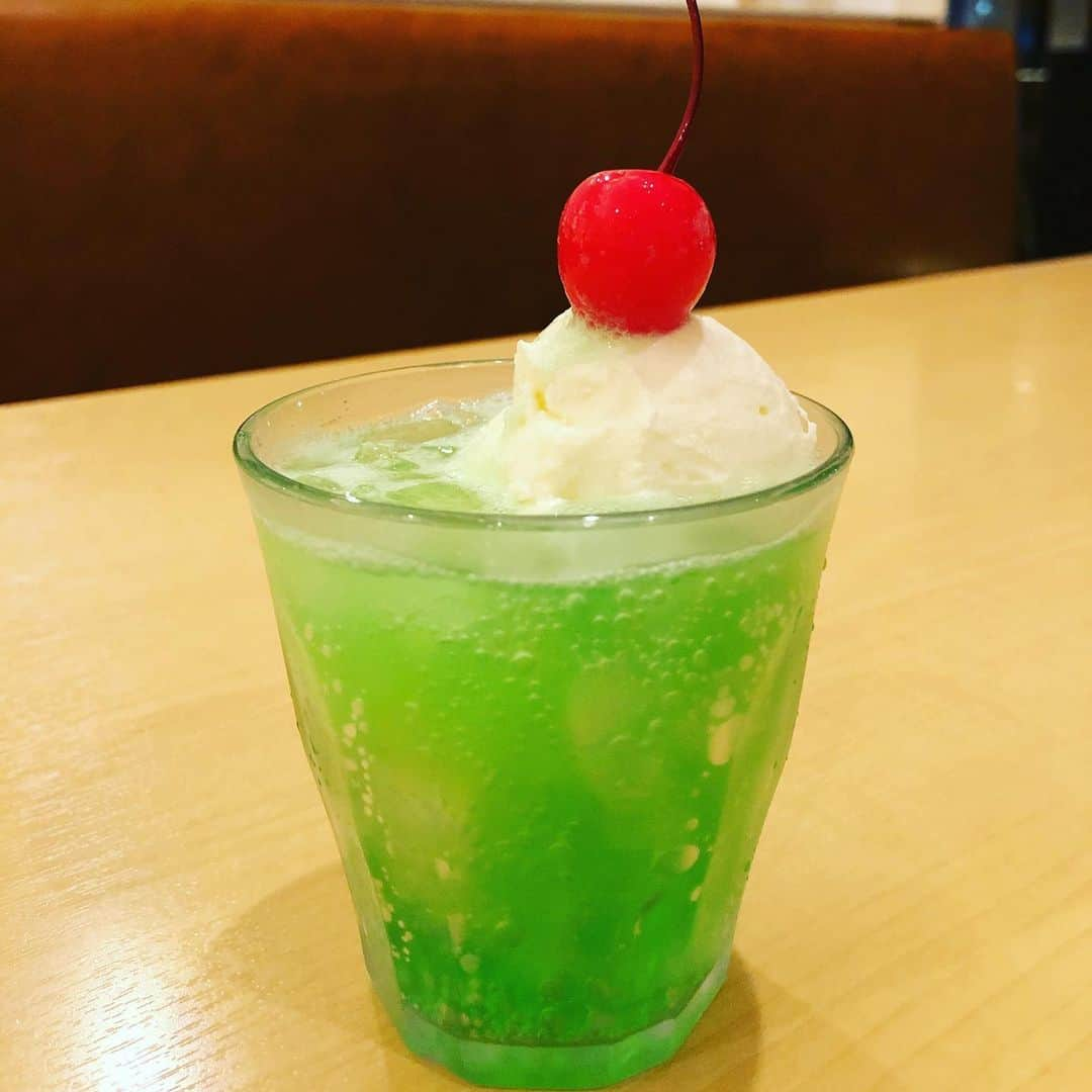 OMOCHA豊橋店のインスタグラム：「🍒なつかしのクリームソーダ🍒  聖一色店  こんばんは⭐️ OMOCHAのクリームソーダは バニラアイスクリームではなく 濃厚マスカルポーネ(チーズ)アイスクリームとメロンソーダで少し大人のクリームソーダです😊✨  バーコーナーでカスタマイズ❣️  #omocha #クリームソーダ  #おもちゃ#omochashizuoka」