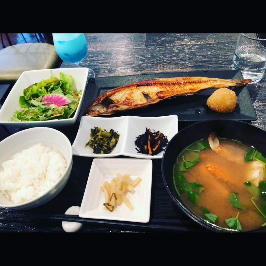 JOJO（ものまね）さんのインスタグラム写真 - (JOJO（ものまね）Instagram)「このお店まだあるかなぁ〜？？ あると良いぃ〜なぁ〜♪( *´꒳`*)✨ . 今考えるとこれは【密】であって もうこんな光景を見ることは ないんだろーなー(´｀;)💦 . ちなみにこの時マスクしていた人は 私だけ(。･(ｘ)･)ノ⊂□⊃✨ . 私はずっと春夏秋冬着ける珍しいタイプだったけど、今は皆着けてるから変な目で見られなくなって快適😊♬︎♡笑 . 今は着けていない方が変な目で見られる時代。。。 . ホント、いつ何が起こるか解らないよね( ๑´•ω•`๑)💦💦 . だからこそ、1日1日★ 笑って過ごせますよぉ〜に(*´･人･*)✨✨ .  #jujuのそっくりさんjojo #グルメ #グルメ好きな人と繋がりたい #グルメスタグラム #グルメ女子 #グルメ部 #グルメな人と繋がりたい #グルメ巡り #グルメ好き #東京グルメ #グルメ旅 #グルメ記録 #グルメ好きと繋がりたい #ぐるめすきな人と繋がりたい #ぐるめ #ぐるめすたぐらむ #ぐるめな人と繋がりたい #美食 #美食日記 #美食家 #美食 #カフェ #カフェ巡り #カフェ好きな人と繋がりたい #カフェスタグラム #カフェ巡り好きな人と繋がりたい #カフェ部 #カフェ女子 #カフェスイーツ #カフェランチ #カフェすきな人と繋がりたい ★」2月2日 18時45分 - jojo_monomane