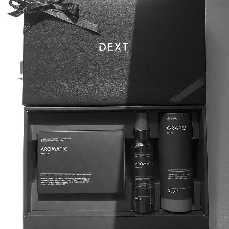 DEXTのインスタグラム：「【さりげなく気遣える大人のギフト】﻿ ﻿ #DEXT 公式Instagramです。﻿ ﻿ 「DEXT GIFT SET02」﻿ バレンタインギフトに、いつもとは違う、高級エチケットケアアイテムを選んでみては？﻿ ﻿ 価格：¥5,800(税別)﻿ ﻿ --------------------﻿ Repost﻿ @35_ryu_ki﻿ ・﻿ ・﻿ 昨年1年間お世話になったDEXT様から﻿ ﻿ 大人の男性へのギフトという形で﻿ ﻿ dext gift set を頂きました。﻿ ﻿ 女性の方で父親や彼氏、異性の友人に﻿ ﻿ 何かプレゼントで悩んでる方にはぜひ﻿ いつもとは違うプレゼントで﻿ ﻿ 高級エチケットケアアイテムのギフトボックスはオススメです◎﻿ ﻿ @dextsalon﻿ #dext #dextsalon #gift #supported﻿ #メンズケア #置き画 #置き画くら部 #置き画倶楽部 #服好きな人と繋がりたい #写真好きな人と繋がりたい #お洒落さんと繋がりたい #おしゃれさんと繋がりたい #フォローミー﻿ #デクスト #ギフト #ギフトボックス #プレゼント #プレゼント選び #男性へのプレゼント #男性ギフト #男性プレゼント #バレンタインギフト #バレンタイン #バレンタインデー #ギフト選び #プレゼント選び」