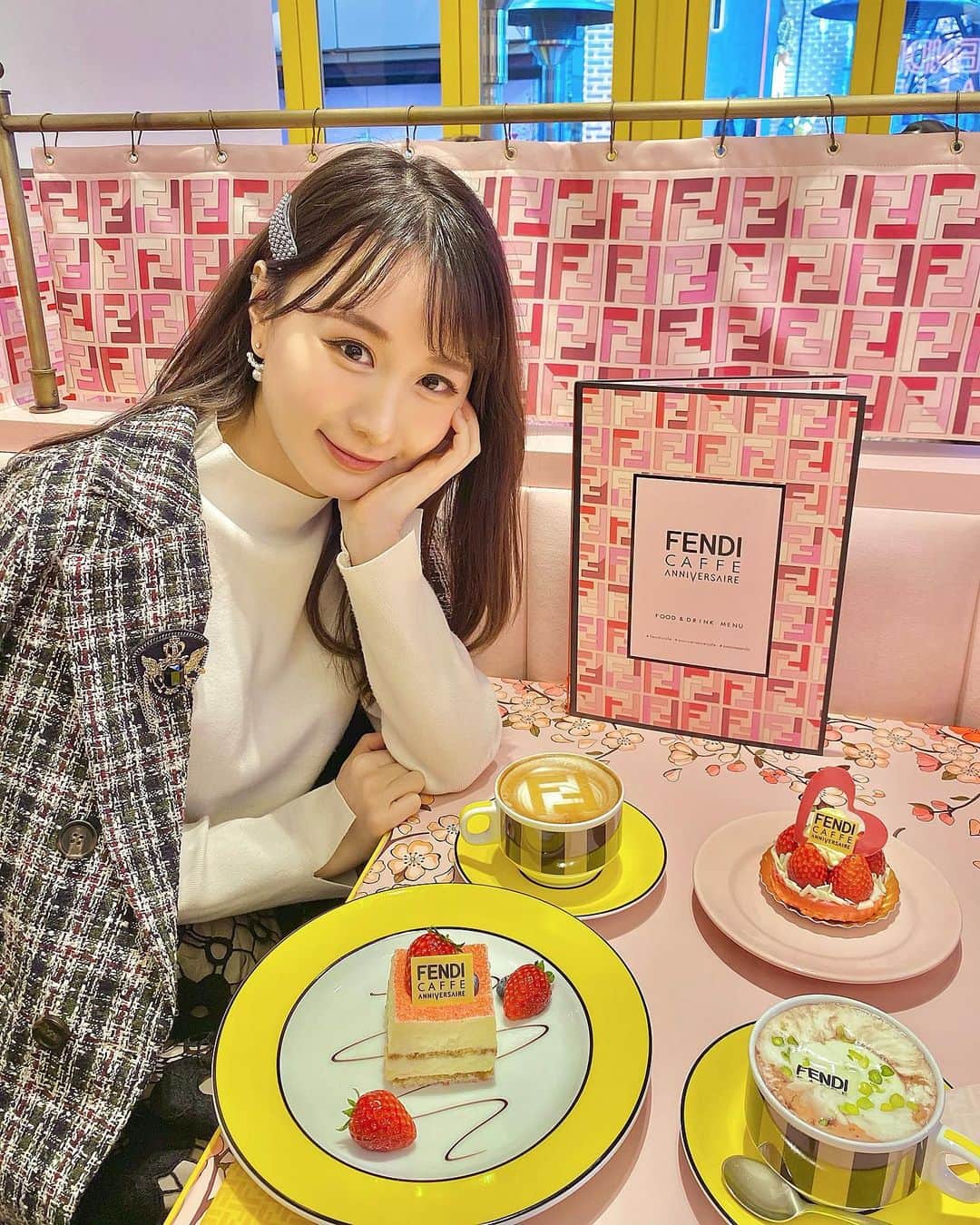 Sarraのインスタグラム：「FENDI CAFEカフェ🥰☕️🍰 去表參道芬迪限定期間咖啡店!! 超可愛的FF標誌蛋糕及咖啡🥺❤️ . . . . #カフェ#フェンディ#フェンディカフェ#アニヴェルセル#アニヴェルセル表参道#表参道#表参道カフェ#ケーキ#スイーツ#スウィーツ#芬迪#咖啡#蛋糕#表參道#日本#東京#東京カフェ#ラテアート#anniversaire#cafe#fendi#fendicafe#sweets#cake#omotesando#japan#ff」