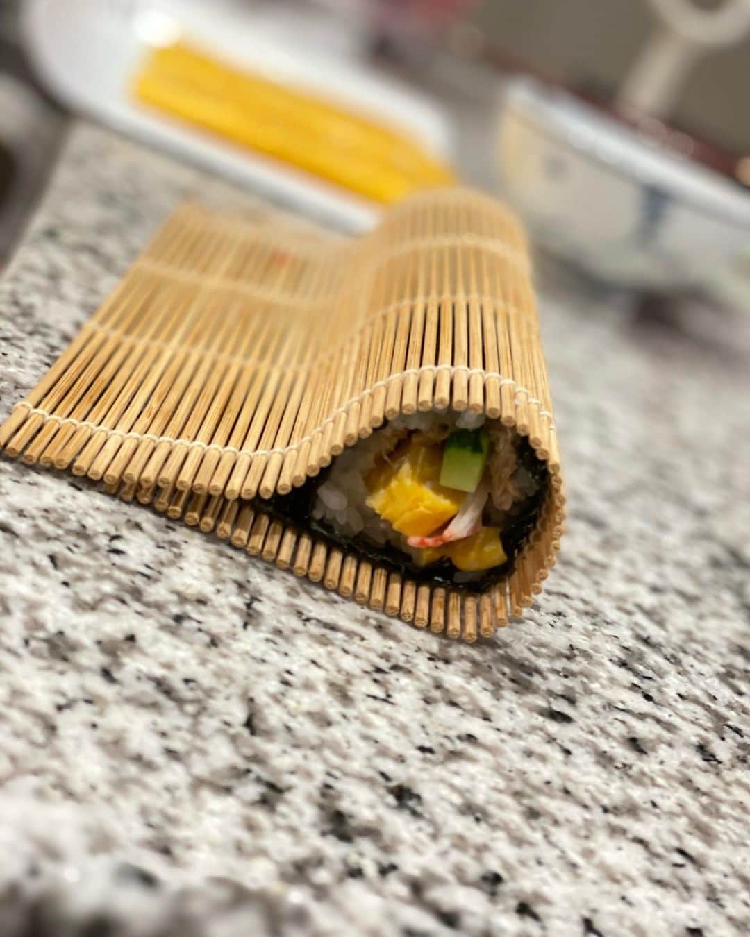 田中涼子のインスタグラム：「ちゃんと少しずつずらしながら巻けるようになったね🥰  幼稚園は大泣きでがんばったから家では鬼さんやめとこうかな😌  #4歳0ヶ月 #お手伝いありがとう  #恵方巻き #節分」