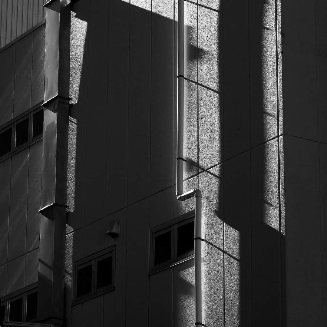 naotakeのインスタグラム：「配管 - A pipe / X-T2 & Snapseed, 20210203 . . 節分は2月3日固定ではないことを知る。 . . #spicollective #royalsnappingartists #infamous_family #rsa_main #infinity_photo_cult #jp_gallery_member #jp_gallery_bnw #trb_bnw #wp_bnw  #bnw_life #bnwlife_member #bnw_life_shots #bnw_captures #world_bnw #top_bnw #team_jp_ #team_jp_モノクロ #ig_energy_bw #ig_nihon #streetphotographybnw #igersjp #blackandwhite #bnw #bnwphoto #monochrome #bw #bnwphotography #今日もx日和 #fujifilm_xseries」