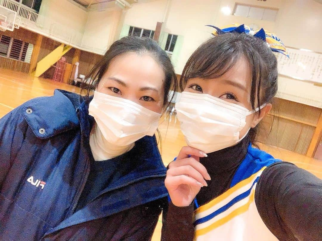 岩本恵美加さんのインスタグラム写真 - (岩本恵美加Instagram)「𓂃𓂂 𓈒❁𓈒𓏸*﻿ 🖥TOKAIケーブルネットワーク『部活探訪』 🕐2021.02.03（水）10時/16時/22時 ┈┈┈┈┈┈┈┈┈┈┈┈┈┈┈┈┈┈┈┈┈ ㅤㅤ 私の母校！ #藤枝明誠高等学校 の #チアリーディング部 にお邪魔しました🏫 ㅤㅤ 在学中にはなかった憧れのチア😍 昨年8月には全国大会で１位を獲得した 輝かしい実績のある部活です🥇 ㅤㅤ 私も体験させてもらいましたよ✨ ㅤㅤ 練習後には曲に合わせての演技に ユニフォームを着せて頂き参加🥺！ ㅤㅤ 考え過ぎてかなり不安な顔をしていますが(笑) とってもとっても楽しかったです💙💛 ㅤㅤ 最後は中学生と高校生に分かれて 演技を披露して頂きました♫ ㅤㅤ キレッキレでものすごーーーくカッコ良かったから ぜひぜひご覧下さい🤸🏻‍♀️🤸🏻‍♀️🤸🏻‍♀️！！！ ㅤㅤ 貴重な経験をさせて頂き ありがとうございました🌈 ㅤㅤ ／ Go!Daisies!!🌼 ＼ ㅤㅤ （2ショットは在学時にお世話になった先生♡） ┈┈┈┈┈┈┈┈┈┈┈┈┈┈┈┈┈┈┈┈┈ #藤枝学園 #藤枝明誠中学校 #藤枝明誠高校 #チア #チアリーディング #スタンツ #アームモーション #母校 #部活 #部活女子 #shizuoka #fujieda #cheerleading」2月2日 18時50分 - emk_iwmt