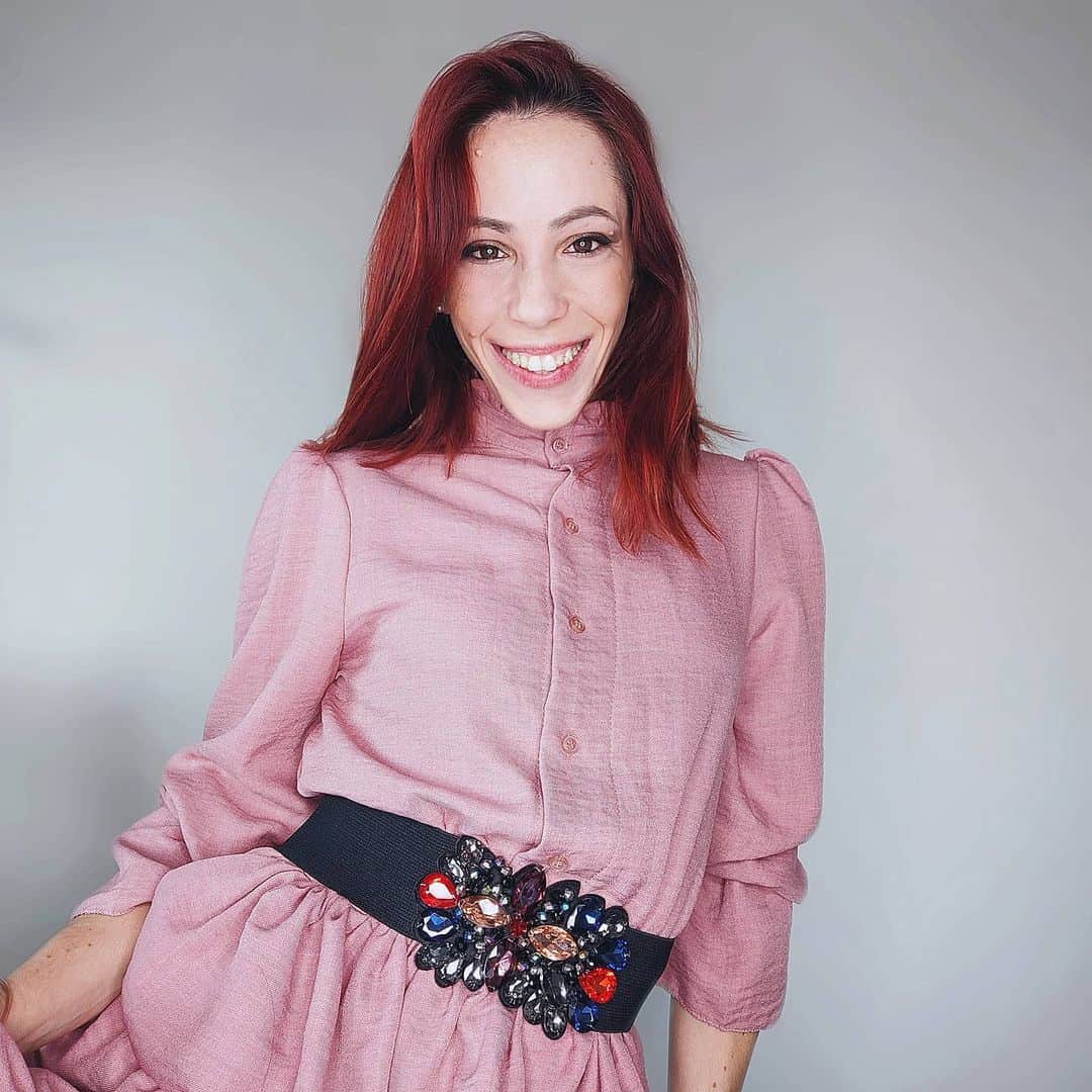 ニコーレ・デラ・モニカのインスタグラム：「What about pink?  Non è mai stato il mio colore preferito ma devo dire che da quando ho i capelli rossi invece lo sto riapprezzando tantissimo! Buona giornata 😘 #pink #pinkisthenewblack #goodmorning #picoftheday #smile」