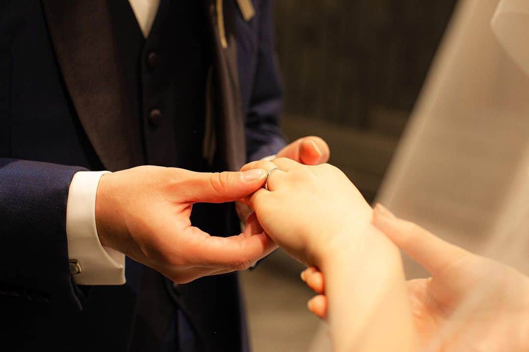 スイスホテルロマンスのインスタグラム：「【スイスホテル花嫁 さまレポート】 #指輪交換 の瞬間。新郎さまから新婦さまへ。 【#SwissotelBrides Report】 #ringexchangeceremony .  From groom to bride. #スイスホテル花嫁  #スイスホテル南海大阪  #スイスホテルウエディング  #スイスホテルロマンス  #大阪結婚式  #ホテルウエディング  #ホテル婚  #なんば  #なんば駅  #swissotelnankaiosaka  #swissotelwedding  #swissotelromance  #osakawedding  #wedding  #hotelwedding  #osaka  #osakajapan」