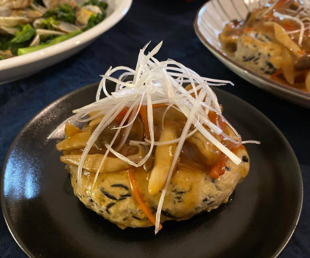 国枝洋子さんのインスタグラム写真 - (国枝洋子Instagram)「今日の夕飯🌙  菜の花とあさりのバター蒸し、 あんかけ豆腐ひじきハンバーグ、 きんぴら、 雑穀米、 キャベツと油揚げのお味噌汁。  ばーばが恵方巻き買ってくるって言うから 頑張って待ってたんだけど… 我慢できませんでした。 お先にいただきます🙏笑  #おうちごはん」2月2日 18時51分 - kunieda_yoko