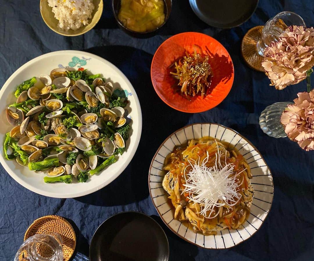 のインスタグラム：「今日の夕飯🌙  菜の花とあさりのバター蒸し、 あんかけ豆腐ひじきハンバーグ、 きんぴら、 雑穀米、 キャベツと油揚げのお味噌汁。  ばーばが恵方巻き買ってくるって言うから 頑張って待ってたんだけど… 我慢できませんでした。 お先にいただきます🙏笑  #おうちごはん」