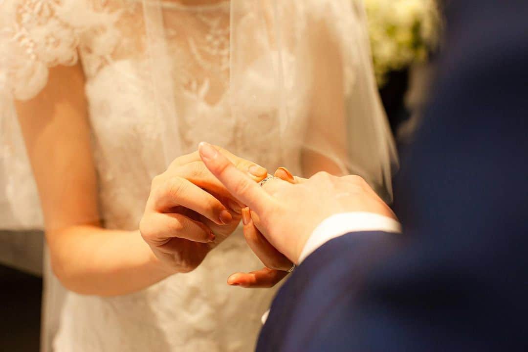 のインスタグラム：「【スイスホテル花嫁 さまレポート】 #指輪交換 の瞬間。新婦さまから新郎さまへ。 【#SwissotelBrides Report】 #ringexchangeceremony .  From  bride to groom. #スイスホテル花嫁  #スイスホテル南海大阪  #スイスホテルウエディング  #スイスホテルロマンス  #大阪結婚式  #ホテルウエディング  #ホテル婚  #なんば  #なんば駅  #swissotelnankaiosaka  #swissotelwedding  #swissotelromance  #osakawedding  #wedding  #hotelwedding  #osaka  #osakajapan」