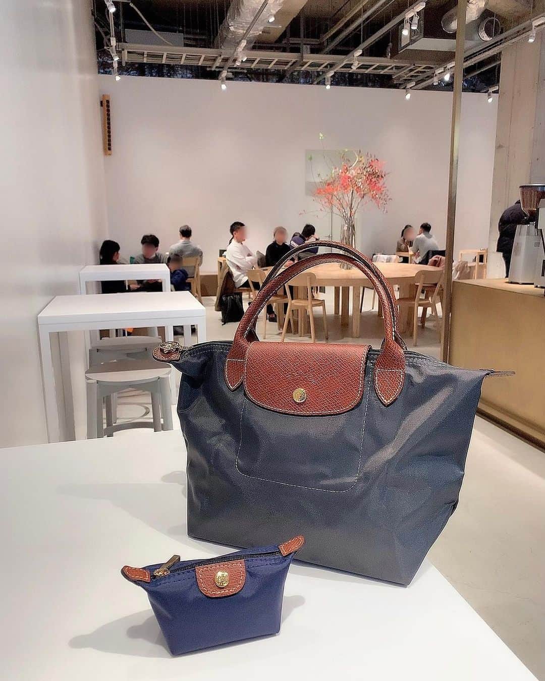 古賀文沙のインスタグラム：「・ ・ ・  1番小さいのはリップ入れにしてて 5本くらい入る❄️  @longchamp への絶大なる信頼 3サイズ持ってます🧸   ring  #ete  #jouete   ・ ・ ・  #longchamp」