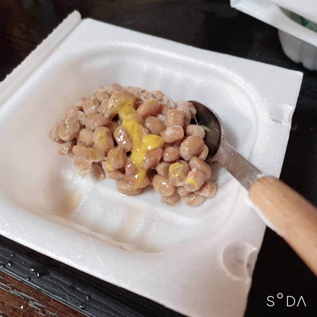松本隆博のインスタグラム：「。 納豆をね、試しにとかき混ぜず に食べたんだけど全く普通に 美味しい事に気付く。 なーんだ手間省けてこれで えーやんか(^_^) …いや待てよ。 混ぜる事で、菌が活性化して 体に良いとかそんな不思議な 効果があるのか？ 誰か知らん？ 混ぜなくて良いならそうするし。」