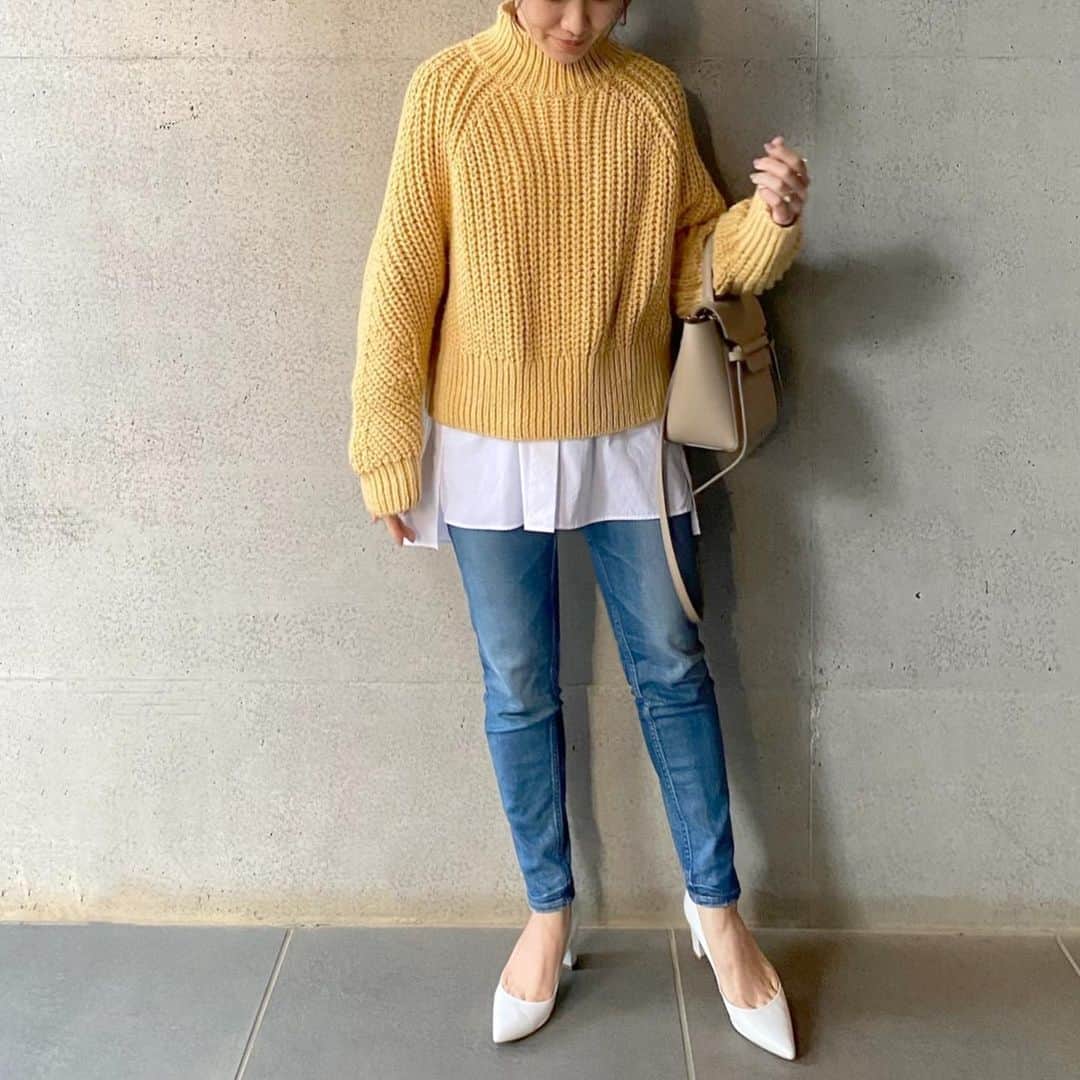 ryokoさんのインスタグラム写真 - (ryokoInstagram)「𝓃ℯ𝓌𝒾𝓃𓂅 @hm のチャンキーニット🌼 きいろ可愛い💛春っぽい！サイズはLです☺︎ ． レイヤードしたシャツは#uniqlou の新作♡ #オーバーサイズシャツ のSサイズです。 どちらもお気に入り☺︎ ． ． ． @uniqlo @uniqlo_ginza #uniqloginza #uniqlo  #uniqloginza2021ss #hm #knit #locari #celine #code #エイチアンドエム #ユニクロ #ユニクロユー #ユニクロコーデ #ママコーデ #ユニジョ #低身長コーデ #149cm #プチプラコーデ ニット #デニム #セリーヌ」2月2日 18時56分 - ry.0123