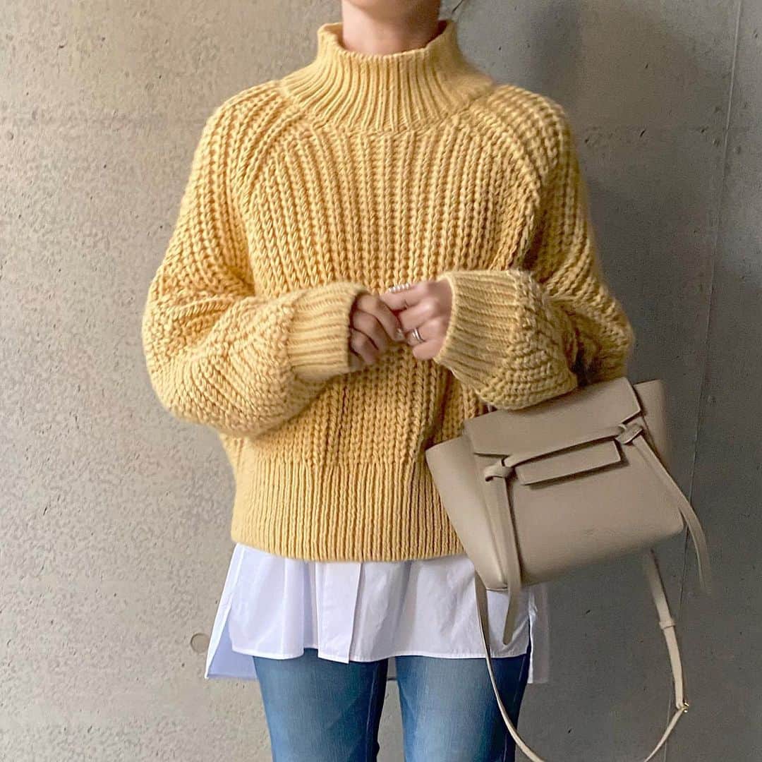 ryokoさんのインスタグラム写真 - (ryokoInstagram)「𝓃ℯ𝓌𝒾𝓃𓂅 @hm のチャンキーニット🌼 きいろ可愛い💛春っぽい！サイズはLです☺︎ ． レイヤードしたシャツは#uniqlou の新作♡ #オーバーサイズシャツ のSサイズです。 どちらもお気に入り☺︎ ． ． ． @uniqlo @uniqlo_ginza #uniqloginza #uniqlo  #uniqloginza2021ss #hm #knit #locari #celine #code #エイチアンドエム #ユニクロ #ユニクロユー #ユニクロコーデ #ママコーデ #ユニジョ #低身長コーデ #149cm #プチプラコーデ ニット #デニム #セリーヌ」2月2日 18時56分 - ry.0123