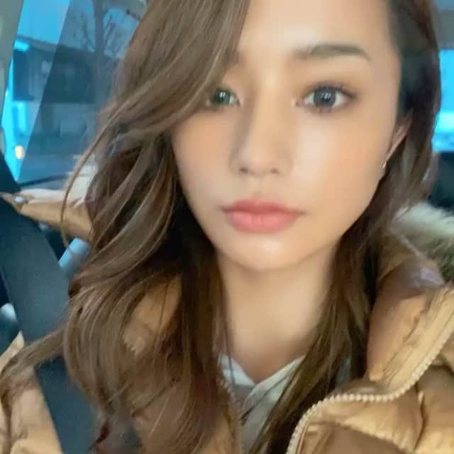山口りさのインスタグラム：「メアちゃん♡  @maryjuntakahashi   Grayの三角ライン✔︎  repost @maryjuntakahashi ・・・ Good morning! Lisaちゃんメイクでお仕事行ってきます✌︎ @hairmakeupbylisayamaguchi   マネージャーさん達の会話に反応した瞬間。　顔忙しい。笑  Have good day☀️」