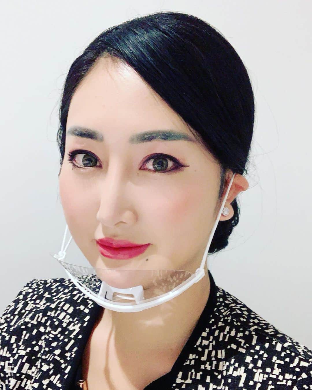 筒井菜月のインスタグラム：「【パソナグループが企業ボランティア大賞を受賞‼️】 ・ 昨年パソナグループが母子生活支援施設「大洋社」と実施した、母子支援施設に暮らすお母さん達をエンパワーメントしキャリア相談を行う企画“ひとり親支援セミナー”が東京都社会福祉協議会から表彰され、第6回企業ボランティアアワードの「大賞」を受賞致しました😍 ・ https://www.tvac.or.jp/kigyo/case/award/ ・ コロナ下の大きな課題である女性の貧困。 接客業に携わっている方も多い母子家庭のお母さん方も大きな影響を受け、職を失って先が見えない状況です。子供を抱えながら生活も大変な状況の中、パソナグループのリソースを活かして、オンラインの良さを最大限に取り入れながら母子支援施設で暮らすお母さん方に寄り添った内容であることが大きく評価されました‼️ ・ 今回のセミナーでお話する上で、 どうすればお母さん方に有意義な時間になるかをお母さん方の気持ちや環境を考えながらかなり熟考し、内容を何度も作り直しました。 ・ セミナーでは物心共に孤独感を感じない為の子育て環境を整える為の行政や民間の有意義な情報提供、ありのままの自分を受け入れる自己肯定感の高め方、就活で面接感の心を掴むポイントなどをお伝えしました✨🥰✨ ・ 身近にいる親や大人達が笑顔でいる事が、子供にとっての幸せであり、心の安定であると思います🌸 ・ #パソナグループ　#パソナ　#社会貢献　#社会の問題点を解決する　#母子家庭　#父子家庭　#ひとり親家庭　#エンパワー　#安心　#安定　#平和　#笑顔　#画像　#パソナPRアンバサダー　#筒井菜月」
