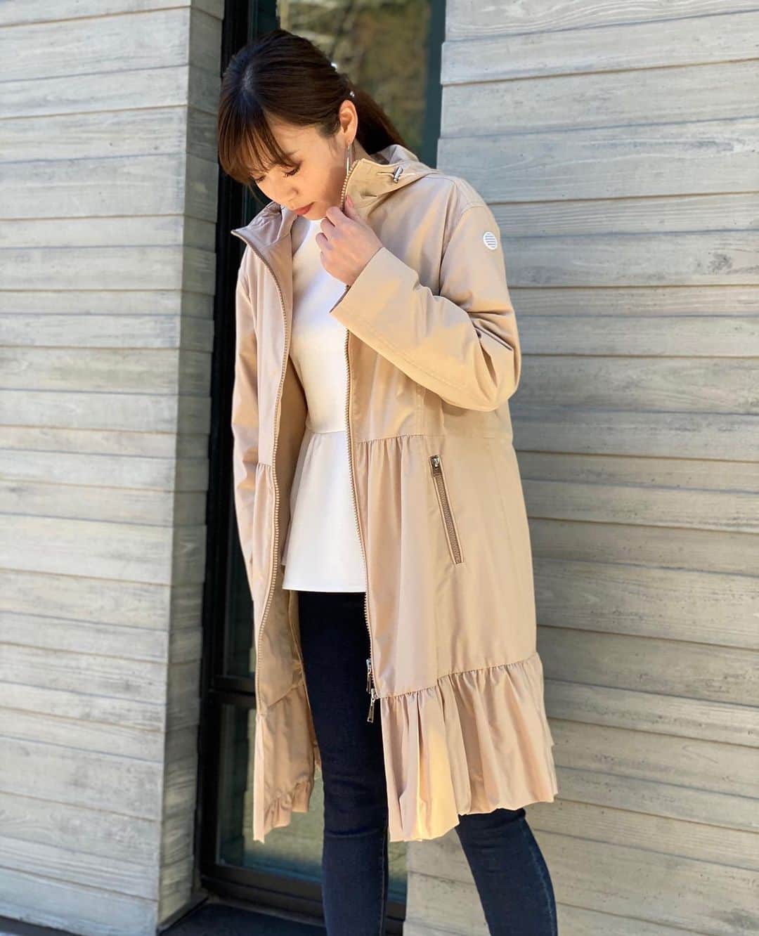 BORDERS at BALCONYのインスタグラム：「ミディ丈バージョンのティアードコートは、⁠⁠ ウェスト部分のギャザーが控えめ＆裾のギャザーは重心重めで大人なバランス。⁠⁠ 全体的に余裕のあるシルエットなので、デザインのあるトップを着てもシルエットを崩さずお召いただけるので、ボーダーズ定番のペプラムTEE等と合わせていただいてもOKです！⁠⁠ ⁠⁠ 軽やかでふんわりとしているので脱いだ時もストレスが無く、季節の変わりめにピッタリですね。⁠⁠ ⁠⁠ ⁠⁠ TIERED COAT / 98,000yen +tax⁠⁠ BLACK / NAVY / PINK / BEIGE⁠⁠ ⁠⁠ ⁠⁠ インナーに合わせた大人可愛いトップスはスウェット素材！⁠⁠ こちらは中旬ごろに発売予定です✨⁠⁠ お楽しみに💛🧡💛🧡⁠⁠  This midi lengths tiered coat has good balanced gathering and it gives you mature mood✨  This is little loose silhouette,  so you can wear volumed tops like our standard item, peplum Tee underneath of coat💛  The coat is really light and not bothering  you when you take off the coat,  perfect for  a change of seasons✨  Tops that you can see under the coat is made by sweat material! It looks mature but cute😊 It is coming soon, so please check it out👍  ⁠⁠ ⁠⁠ ⁠⁠ #bordersatbalcony #ボーダーズアットバルコニー #ボーダーズ #BORDERS #柴田陽子 #yokoshibata⁠⁠ #新商品発売 #productlaunch #comingsoon#newproductalert #新商品」