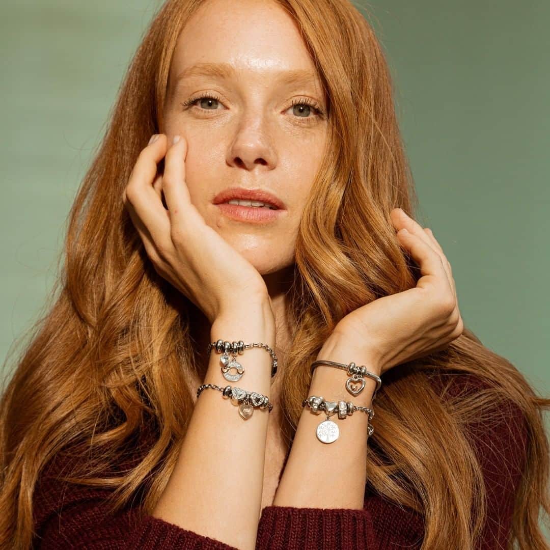のインスタグラム：「Your hope and dreams in a bracelet: with #Drops collection, you can make your jewels as special as you are! . . #GIOIELLIDAVIVERE 💫」