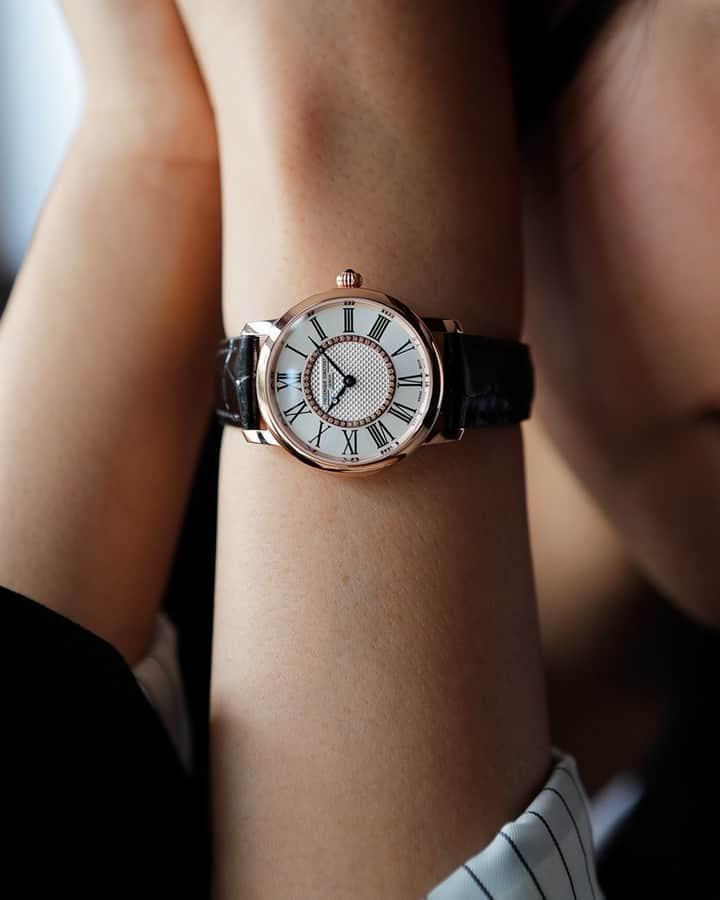 Frederique Constant Japanさんのインスタグラム写真 - (Frederique Constant JapanInstagram)「ローマンインデックスのクラシックな文字盤にクラス感を与えるダイヤモンドの輝き ㅤㅤㅤㅤㅤㅤㅤㅤㅤㅤㅤㅤㅤ ラウンド型の文字盤に規則正しく並んだローマ数字、優美なフォルムのブレゲ針など、クラシカルなムードたっぷりなデザイン。繊細なギョーシェ彫りを囲むように配した42石のダイヤモンドが、オーセンティックな時計の特別感を高めてくれます。ベルトはシーンやコーデを問わず活躍してくれる型押しのカーフレザー。 ㅤㅤㅤㅤㅤㅤㅤㅤㅤㅤㅤㅤㅤ 《クラシック レディース》 FC-200MCD1S6 ¥132,000 (税込) クォーツ、3気圧防水、カーフレザーストラップ . . . . . . #FrederiqueConstant #swiss #swissmade #swisswatch #watch #wristwatch #classic #diamond #フレデリックコンスタント #スイス #スイス時計 #時計 #腕時計 #クラシック #ダイヤモンド42石 #レディースウォッチ #時計コーデ #大人可愛い」2月2日 19時00分 - frederiqueconstantjapan