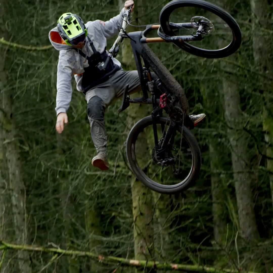のインスタグラム：「The new @canyon Spectral:ON is a proper rowdy trail bike. It delivers the playful-yet-confident handling demanded by aggressive trail riders and triples your pedalling power for more ups and downs. Hit link in bio to learn more. POWER:ON, GAME:ON #ShimanoEbike #Canyon #CanyonBikes #MyCanyon #eMTB」