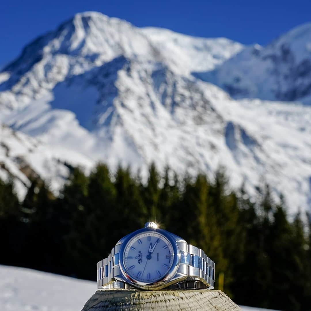 Alpina Watches Japanのインスタグラム：「真っ白な雪景色に映えるシルバーケースでスポーティながらエレガントな佇まいに ㅤㅤㅤㅤㅤㅤㅤㅤㅤㅤㅤㅤㅤ まばゆいほどの銀世界にマッチする美しいシルバーのボディ。文字盤のホワイトも相まって、スポーツウォッチのイメージをいい意味で裏切る上品なデザインに仕上がっています。視認性の高いバーインデックスや6時の位置に開いた日付表示窓など、シンプルさと使い勝手の良さを両立した機能美も魅力です。 ㅤㅤㅤㅤㅤㅤㅤㅤㅤㅤㅤㅤㅤ 《アルパイナー クォーツ》 AL-240SS4E6B ¥104,500 (税込) クォーツ、10気圧防水、ステンレススチール . . . . . . #Alpina #AlpinaWatchesJapan #swissmade #swisswatch #watch #wristwatch #sportwatch #outdoor #alpiner #アルピナ #アルピナウォッチ #スイス時計 #時計 #腕時計 #スポーツウォッチ #アウトドア #時計好きな人と繋がりたい #アルパイナー」