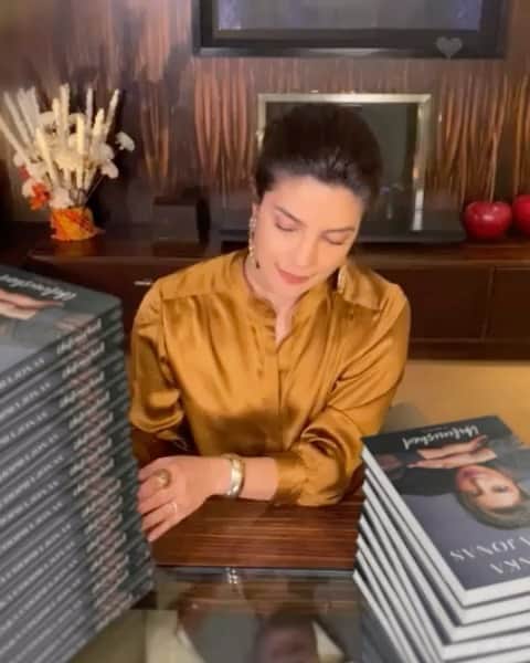 プリヤンカー・チョープラーのインスタグラム：「Over here signing away for you lovely people who have bought tickets for my U.S. virtual book tour! 😘 Don’t worry, there’s still time to get your tickets and have a chance to receive a personally signed copy of #Unfinished...but hurry, only while supplies last! Head to the link in my bio to get yours.  🎥 by @vfx_monkey」