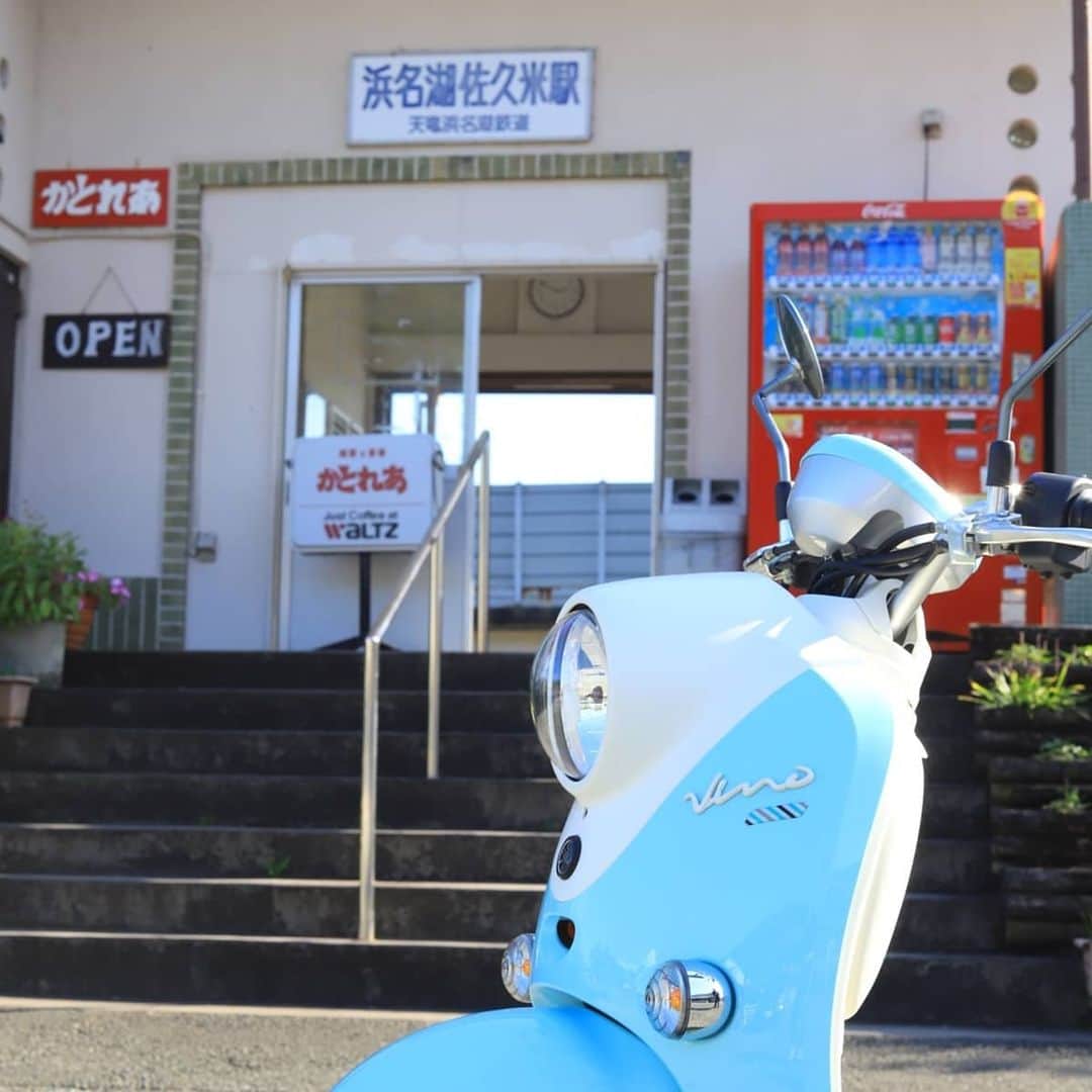ヤマハ バイクさんのインスタグラム写真 - (ヤマハ バイクInstagram)「TVアニメ「ゆるキャン△ SEASON２」に、静岡県西部がモデル地として登場しましたね！皆さんは遠州にお越しになったことはありますか？🍵🍊 世の中が落ち着いた折には、ぜひ静岡へツーリングしに来てくださいね！  #YAMAHAが美しい #ゆるキャン #yurucamp #vino #yamahavino #ヤマハビーノ #志摩リン #御前崎 #見付天神 #渚橋 #浜名湖佐久米駅  #弁天島 #scooter #mototrip #motosunset #instascooter #バイクのある生活」2月2日 19時05分 - yamaha_bike