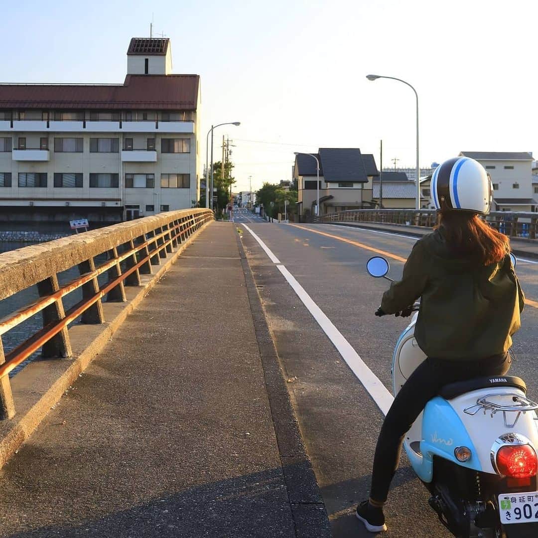 ヤマハ バイクさんのインスタグラム写真 - (ヤマハ バイクInstagram)「TVアニメ「ゆるキャン△ SEASON２」に、静岡県西部がモデル地として登場しましたね！皆さんは遠州にお越しになったことはありますか？🍵🍊 世の中が落ち着いた折には、ぜひ静岡へツーリングしに来てくださいね！  #YAMAHAが美しい #ゆるキャン #yurucamp #vino #yamahavino #ヤマハビーノ #志摩リン #御前崎 #見付天神 #渚橋 #浜名湖佐久米駅  #弁天島 #scooter #mototrip #motosunset #instascooter #バイクのある生活」2月2日 19時05分 - yamaha_bike