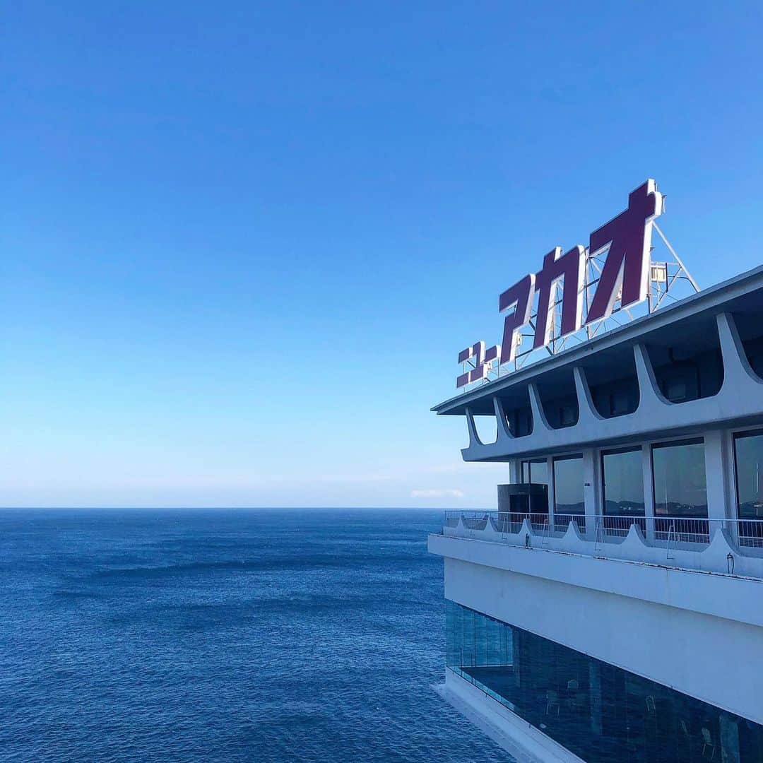 ホテルニューアカオ　熱海温泉＆リゾートのインスタグラム：「・ 本日も綺麗な空と海が広がっておりました☀️ こんな天気の良い日は海辺をゆったり散歩したいですね🚶‍♀️🍃」